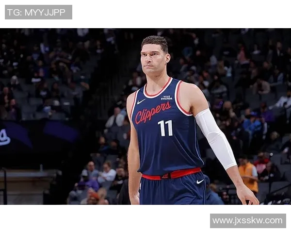 布鲁克洛佩斯：从篮球新星到NBA巨星的辉煌历程与成就解析